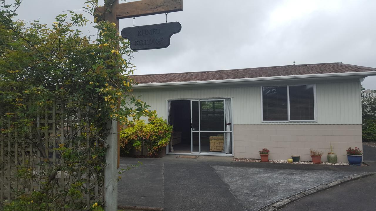 Kumeu Kottage Bed & Breakfast エクステリア 写真